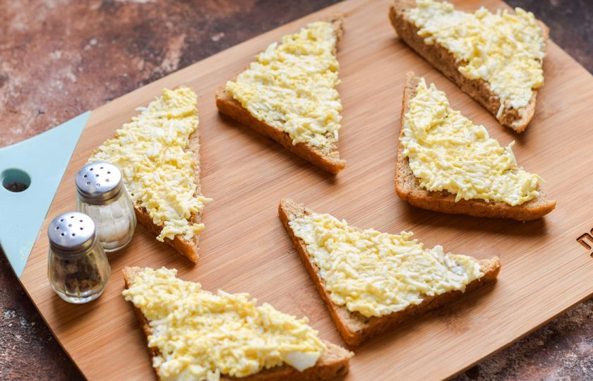 1. Этап. Бутерброды с плавленым сыром и икрой: Ломтики батона по желанию можно подсушить в духовке. Смажьте батон приготовленной массой из плавленого сыра.