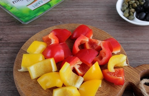 1. Этап. Софритто или рагу по-испански: Красный и желтый перец очистите и нарежьте крупными кусочками.