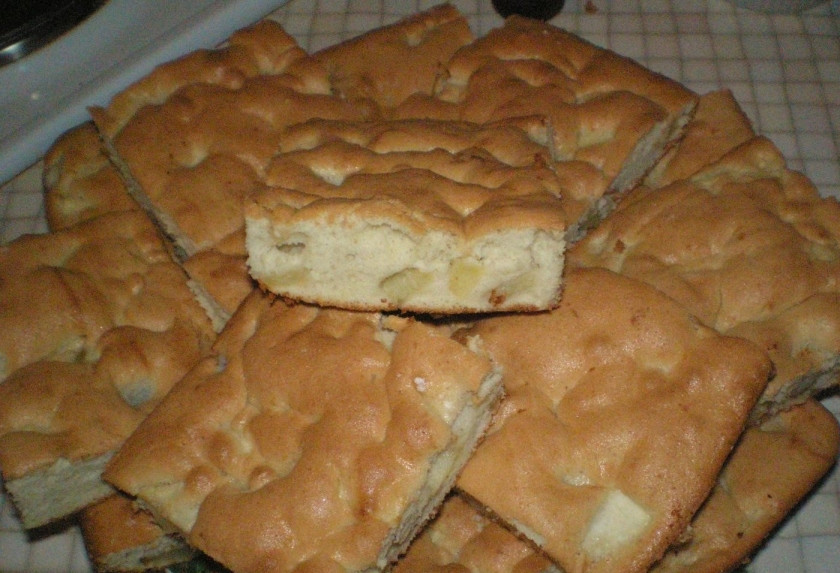 1. Этап. Шарлотка с яблоками и грушами: 6. В него необходимо добавить груши и яблоки, все перемешайте. Вылейте тесто на противень, запекайте около 15 минут при температуре 180 градусов. Затем снимите и разрежьте на кусочки, подавайте к чаю, будет очень вкусно!