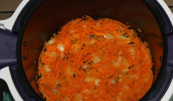 1. Этап. Свинина в мультиварке-скороварке: Затем добавьте морковь, жарьте ещё 5 минут.