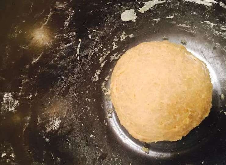 1. Этап. Пельмени по Дюкану: 2. Тесто должно быть плотным, не липнущим к рукам, но при этом эластичным. Скатайте из него шар, и, накрыв полотенцем, оставьте минут на 20–30 для образования клейковины.