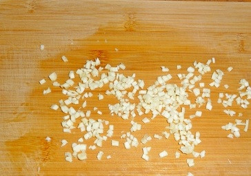 1. Этап. Мясные рулетики с черносливом: Чеснок мелко порубить.