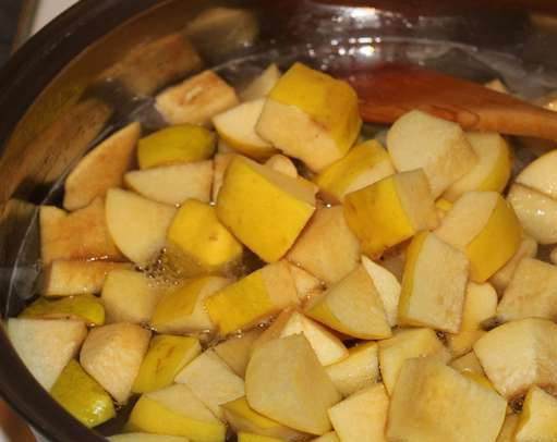 1. Этап. Варенье из зеленой клюквы с айвой: 1. Сахар и воду сразу добавим в кастрюлю, доводим до кипения, сахар должен растаять. Добавим айву, нарезанную тонкими ломтиками или соломкой.