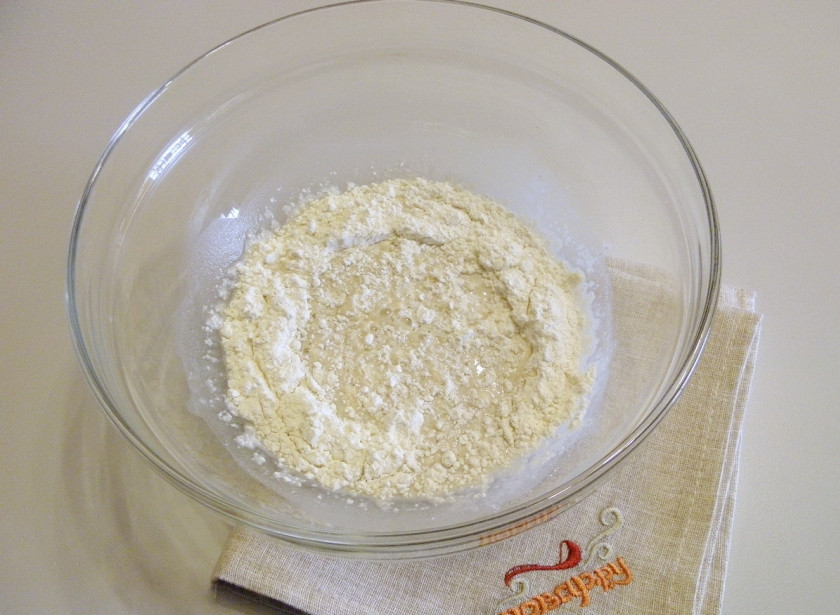 1. Этап. Пасхальный кулич: Приготовьте опару. Для этого в теплом молоке растворите дрожжи и чайную ложку сахара. Добавьте пару столовых ложек муки, перемешайте и накройте сухой салфеткой. Оставьте опару в тепле на 15 минут.