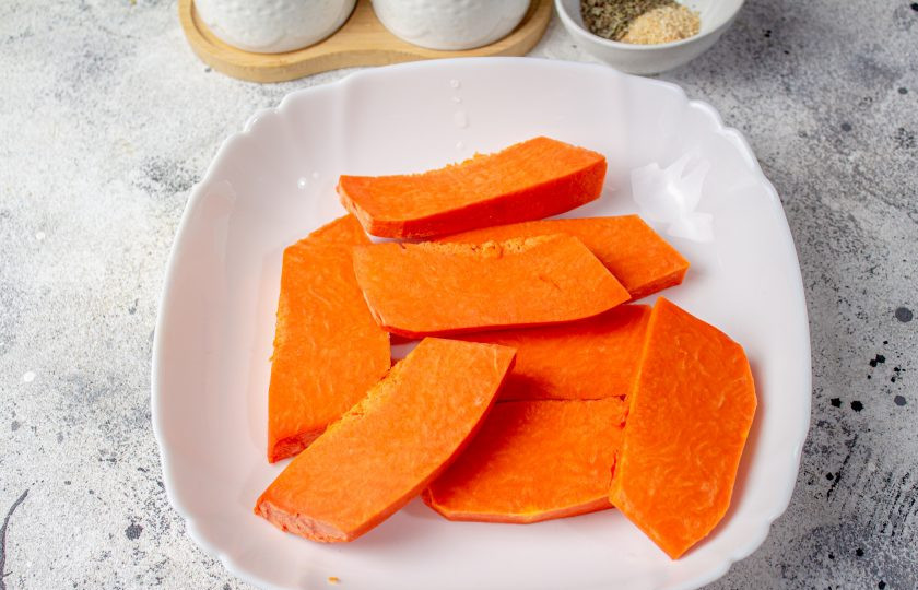 1. Этап. Тыква запеченная с травами и сыром: Тыкву очистите от кожуры и семян. Мякоть нарежьте кусочками среднего размера.