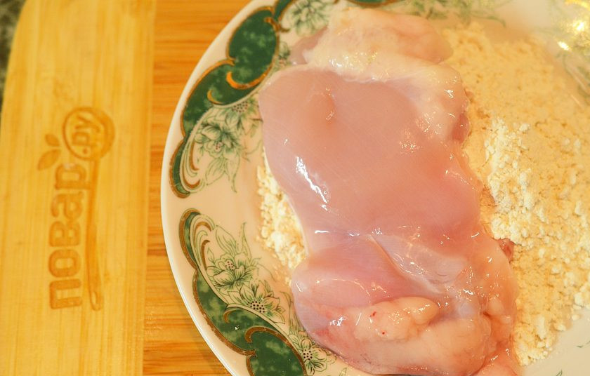 1. Этап. Курица в сливочном соусе Piccata: 1. Куриное филе промойте, обсушите и обваляйте в муке. Посолите, поперчите.