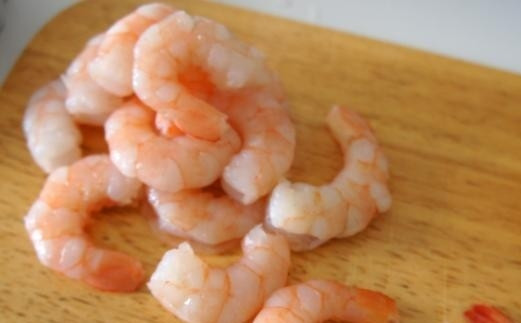 1. Этап. Котлеты из креветок: 1. Размораживаем креветки, удаляем у них хвостики.