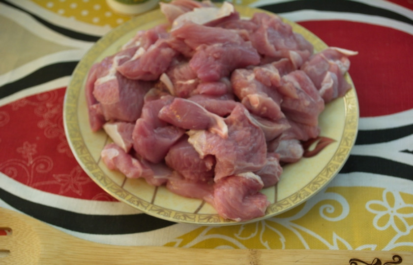 1. Этап. Мясо с рисом: Мясо индейки нарезаем на небольшие кусочки.