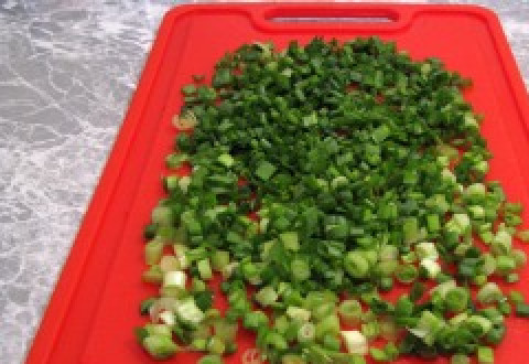 1. Этап. Лазанья с сыром и ветчиной: Зеленый лук и зелень мелко порежьте.
