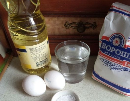 1. Этап. Тесто на пиццу без дрожжей: 1. Это тесто готовится на основе кипятка. Можно приготовить такое же, но на молоке или сыворотке. На кипятке оно получается более эластичным (идеально подойдет для пиццы на сковороде).