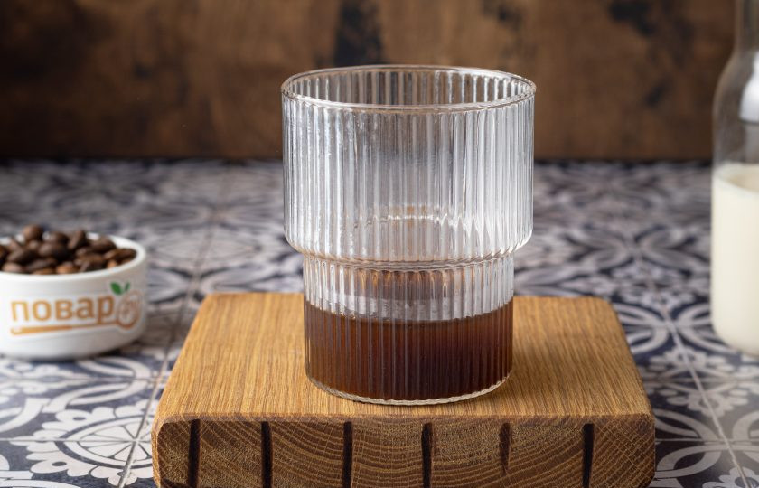 1. Этап. Капучино на соевом молоке: Процедите кофе в стакан для подачи.