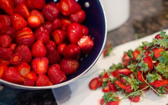 1. Этап. Клубничный джем без сахара: Затем у клубники срезаем плодоножки, а также места, которые прогнили, не дозрели или помялись.