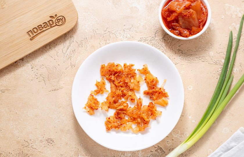 1. Этап. Пельмени с тофу и кимчи: Кимчи мелко порежьте и отожмите от лишней жидкости.