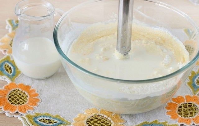 1. Этап. Пирог из мягкого творога: Влейте молоко и смешайте все до однородной массы.