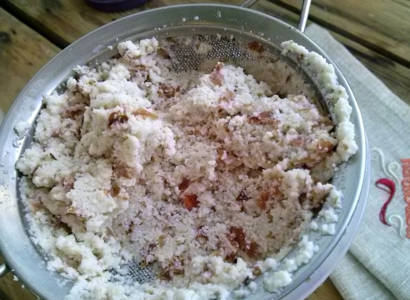 1. Этап. Домашнее миндальное молоко: 4. Процедить через мелкое сито или марлю в 4 слоя. Используйте большую ложку, чтобы убирать скапливающиеся комки миндальной массы. Полученный жмых вы можете также использовать в пищу сразу или добавить в выпечку.