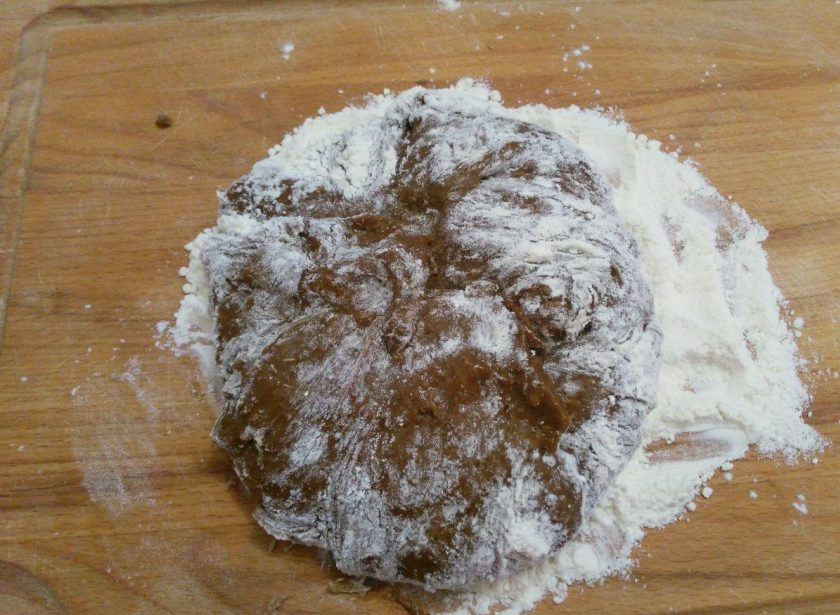 1. Этап. Постные кофейные пряники: В остывшее вязкое тесто влейте уксус и перемешайте. На столе или разделочной доске соедините оставшуюся муку (1 стакан) и разрыхлитель, сделайте горку с углублением, а затем аккуратно выложите в него массу из ёмкости и, подбирая муку с краёв, замесите мягкое однородное тесто.