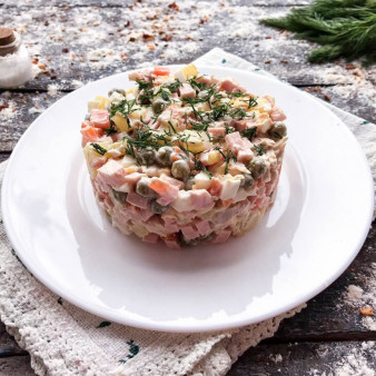 Оливье с курицей и колбасой