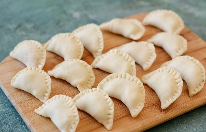 1. Этап. Вареники с картошкой на воде: Накройте одну половину другой, защипните края. Вилкой закрепите сгиб.