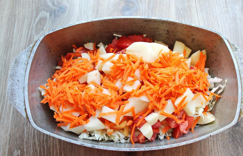 1. Этап. Солянка с кроликом: Морковь почистите и натрите на крупной терке, выложите ее в утятницу.