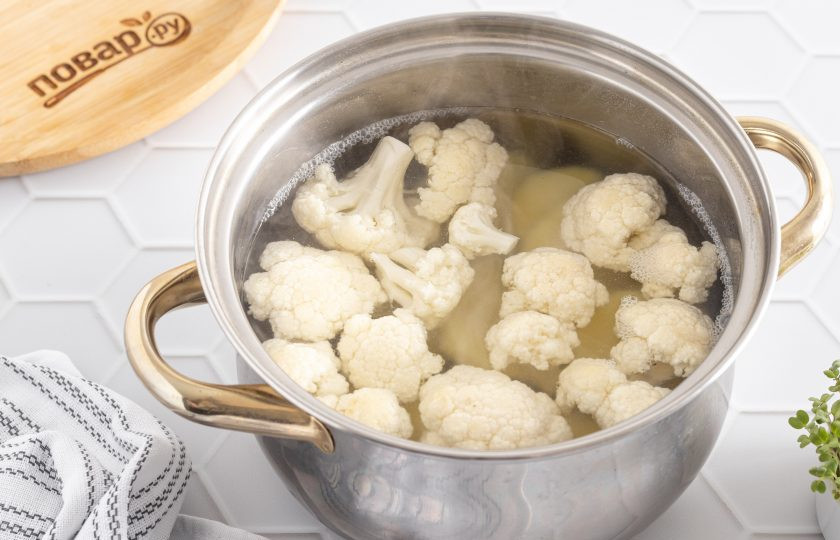 1. Этап. Цветная капуста с картошкой в духовке: Затем добавьте соцветия цветной капусты и готовьте еще 5-6 минут. После слейте воду и откиньте овощи на сито.