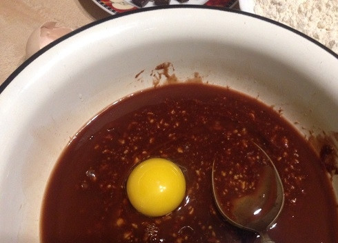 1. Этап. Шоколадный ПП-кекс: Добавляем яйцо, перемешиваем.