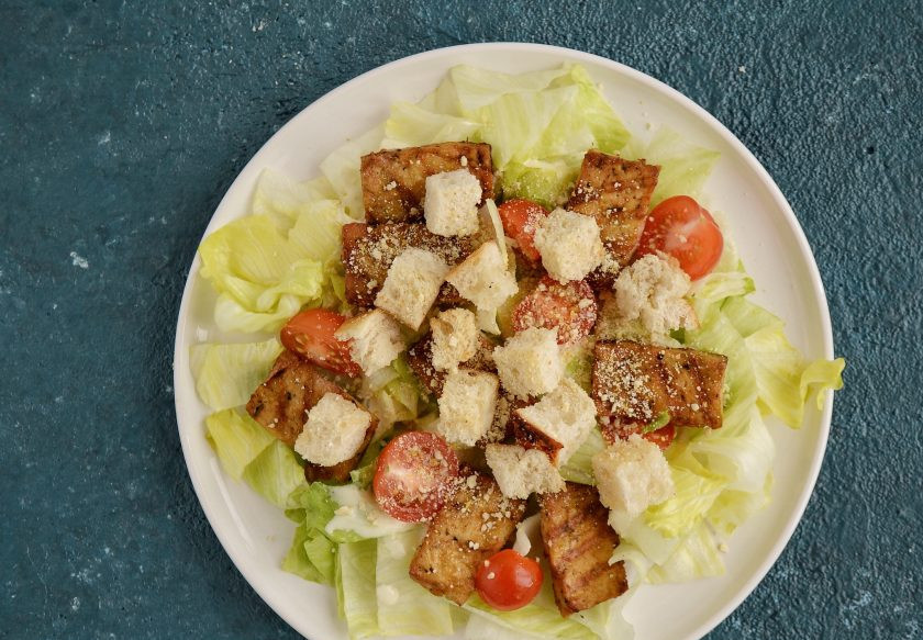 1. Этап. Постный Цезарь: Сверху посыпьте сухариками и ореховой крошкой.