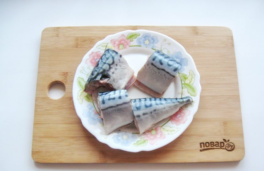 1. Этап. Уха прозрачная: Порежьте скумбрию на кусочки.