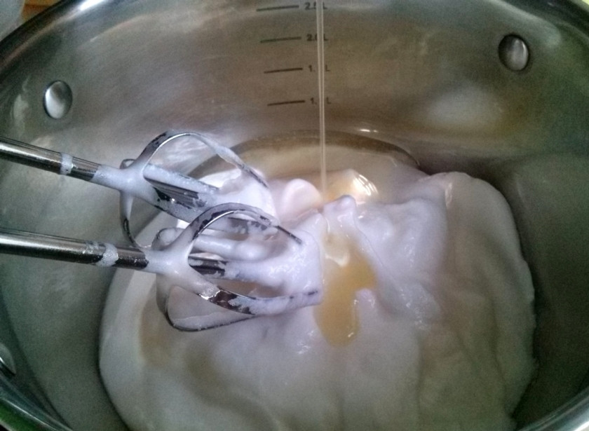 1. Этап. Птичье молоко (торт): Взбитые белки переместите в большую емкость. Постепенно добавляя желатин, перемешайте.