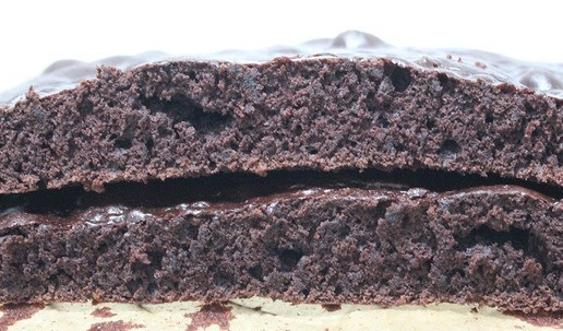 1. Этап. Пирожное Картошка по-новому: Духовку разогреть на 180 градусов. Выпекать 40 минут - ориентируйтесь на свою духовку! Корж остудить. Замотать в пищевую пленку бисквит минимум на 2 часа и убрать в холодильник.