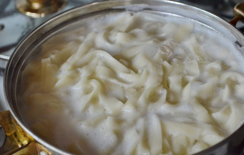 1. Этап. Шима блюдо: Закипятите воду, посолите и отварите лапшу буквально пару минут, она очень быстро варится.