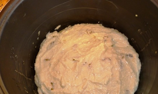 1. Этап. Банановый пудинг в мультиварке: Добавьте измельченный банан и манную крупу, перемешайте до однородной густой массы. Чашу мультиварки смазываем сливочным маслом. Перекладываем в нее будущий пудинг и вливаем 1-2 стакана воды.