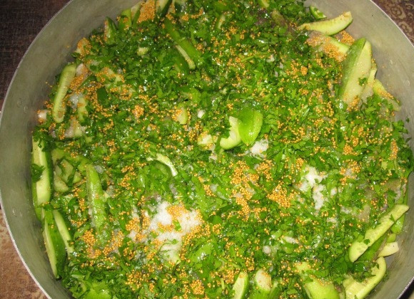 1. Этап. Огурчики Пальчики на зиму: А также добавьте семена горчицы, сахар и перец черный. Перемешайте, пусть огурцы дадут сок. Оставьте их часа на 4.