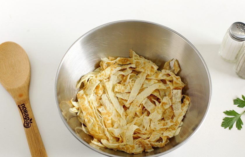 1. Этап. Салат Днепровский: Яичные блинчики нарежьте небольшой соломкой.