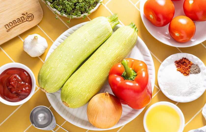 1. Этап. Лечо из кабачков без стерилизации: Подготовьте все ингредиенты. Все овощи заранее помойте, обсушите.