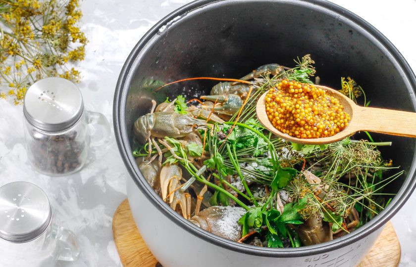 1. Этап. Раки в мультиварке: Добавьте горчицу в зернах, без нее блюдо не будет таким вкусным и ароматным!