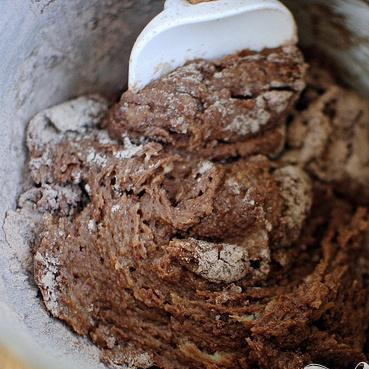 1. Этап. Шоколадные пирожные с орехами и суфле: 3. Перемешать сливочную и мучную смеси вместе.