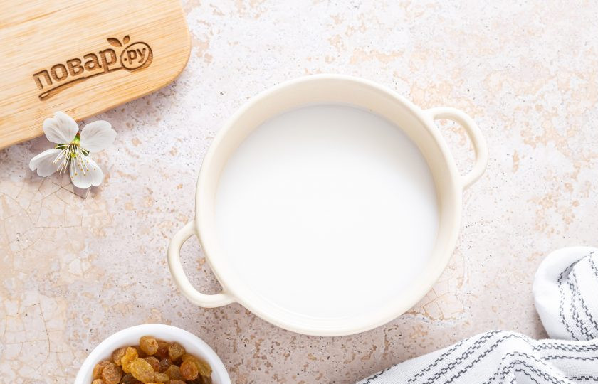 1. Этап. Рисовая каша в аэрогриле: Влейте молоко. Его можно не подогревать.