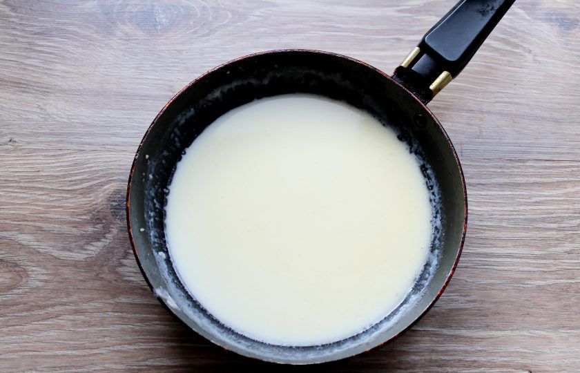 1. Этап. Свинина по-датски: Влейте сливки, посолите и перемешайте.