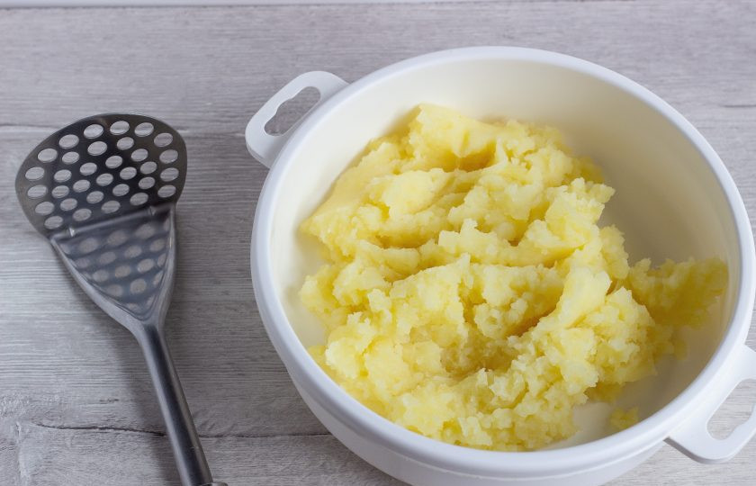 1. Этап. Картофельно-морковная запеканка с брокколи: Картофель очистите, отварите и приготовьте пюре с картофельным отваром и со сливочным или растительным маслом. Если картофель после варки очень рассыпчатый, то добавьте в пюре 15 г крахмала.