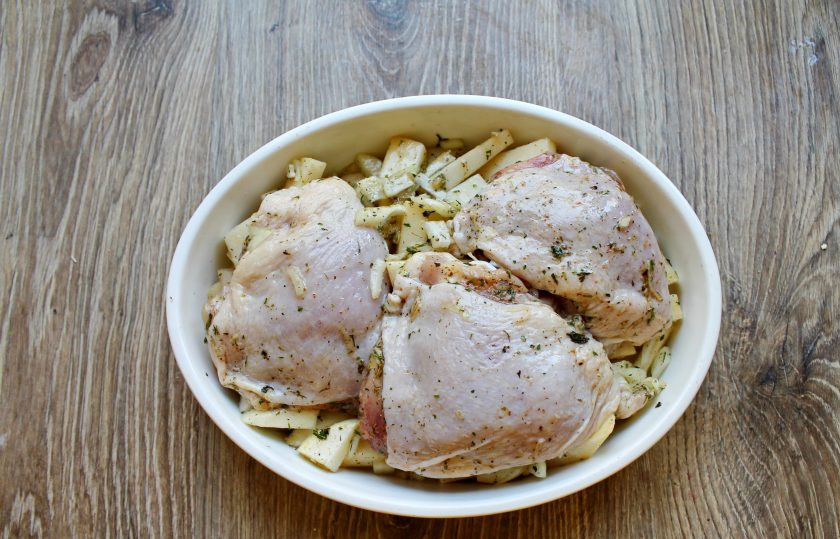 1. Этап. Репа с курицей в духовке: Возьмите форму для запекания и выложите сначала овощи, затем курицу.