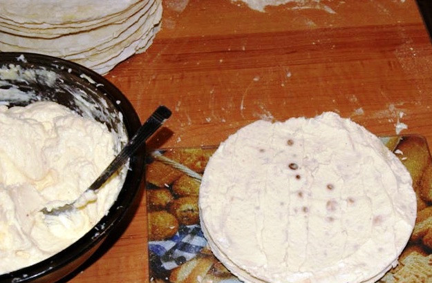 1. Этап. Торт на сковороде: Смажьте коржи получившимся кремом и сложите их друг на друга.