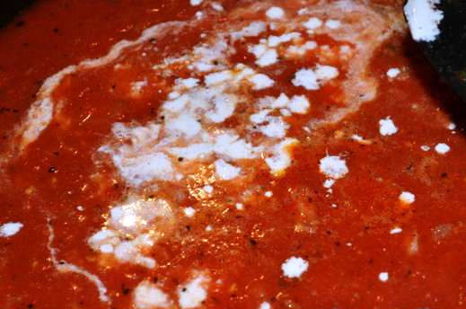 1. Этап. Томатный суп с беконом: Добавьте на сковороду томатное пюре, бекон, сливки и куриный бульон. Перемешайте и немного протушите. Суп готов.