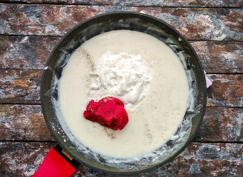 1. Этап. Тефтели как в столовой: Далее добавьте сметану, томатную пасту, немного посолите, поперчите, все хорошо перемешайте и готовьте соус еще 2-3 минуты.