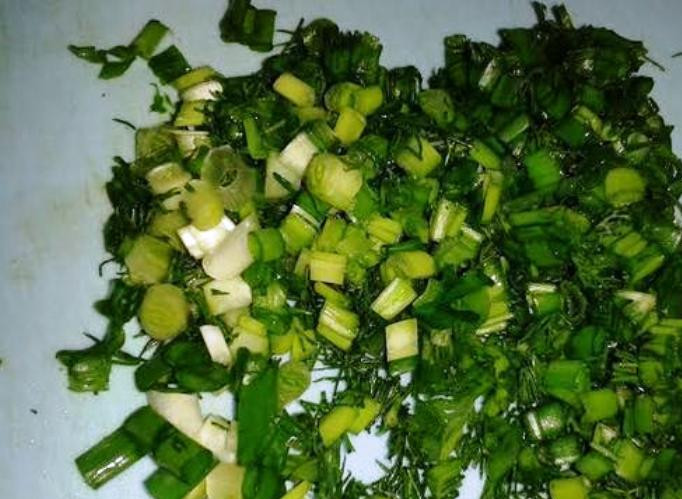 1. Этап. Простой салат с горошком консервированным: Мелко порубите зелень.