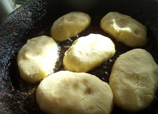 1. Этап. Картофельно-куриные котлеты: Картофельное тесто набираем в ладошку. Скатываем шарик. Делаем из шарика лепешку. Кладем на нее начинку из куриного фарша. Залепляем в виде пирожка. Таким образом, фарш у нас оказывается внутри. На разогретую сковороду с растительным маслом выкладываем наши котлетки-пирожки. Обжариваем на среднем огне с двух сторон до ярко-золотистой корочки.