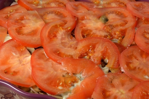 1. Этап. Свинина с овощами под соусом Бешамель: Последний слой — нарезанные тонкими пластинками помидоры. Его соусом поливать не нужно.