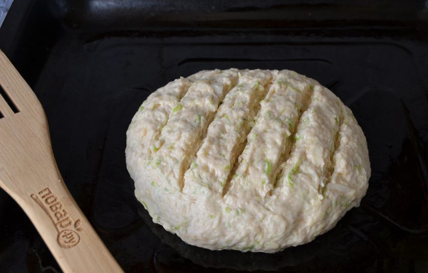 1. Этап. Кабачковый хлеб в домашних условиях: Смажьте противень растительным маслом или кулинарным жиром, положите кабачковое тесто (его тоже можно смазать растительным маслом для красивой корочки), сделайте ножом неглубокие надрезы. Оставьте в тепле на 1 час.