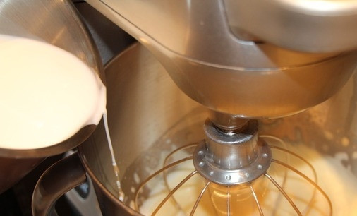 1. Этап. Пирожное Вишнёвый ноктюрн: Отдельно взбейте яйца. Добавьте к ним растительное масло, ванилин и молоко, продолжая взбивать массу.