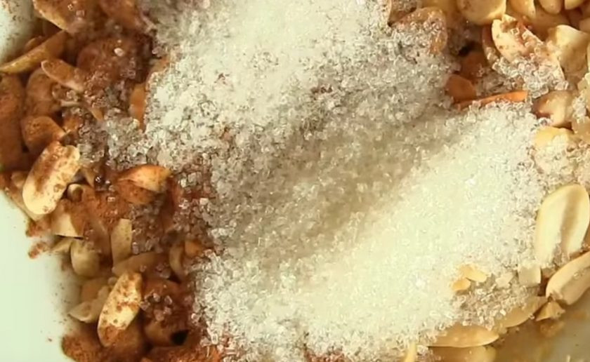 1. Этап. Яблоки с корицей, медом и арахисом: 4. Смешайте орехи с сахаром и корицей.