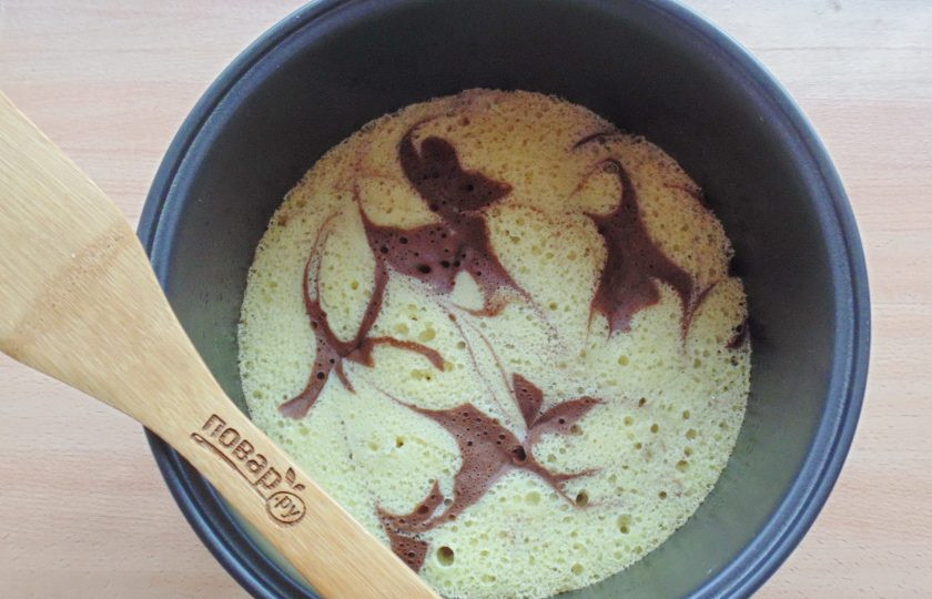 1. Этап. Двухцветный бисквит: После выпекайте бисквит в мультиварке в режиме 